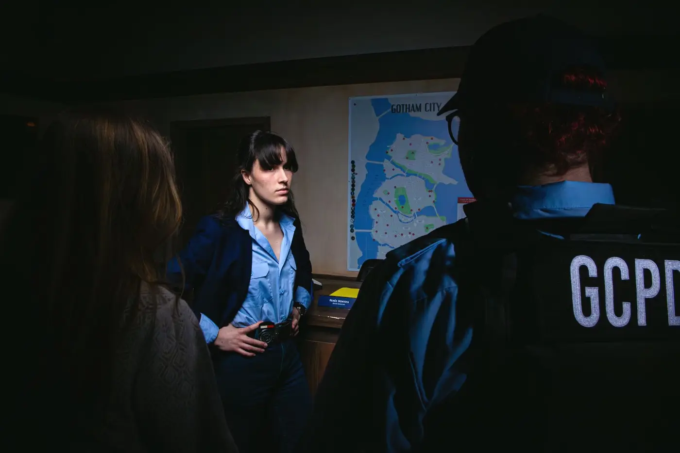 Le commissariat de Gotham City reconstitué, avec une comédienne en inspecteur